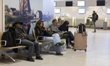 Passagiers op luchthaven Eindhoven, zondag, van wie de vlucht om veiligheidsredenen was geannuleerd.