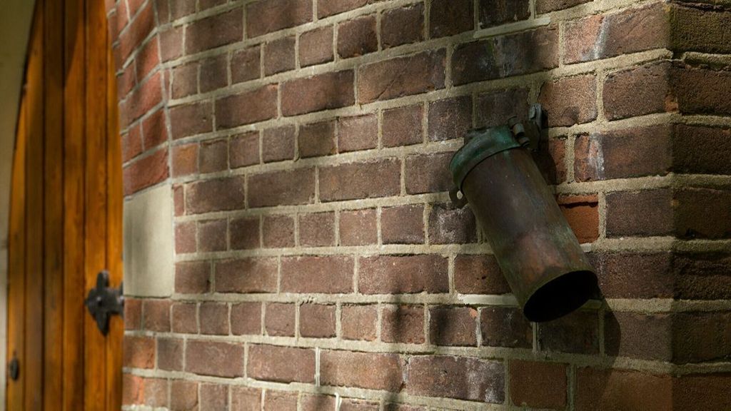 Na koperdiefstal in Veenhuizen worden regenpijpen vervangen door replica's