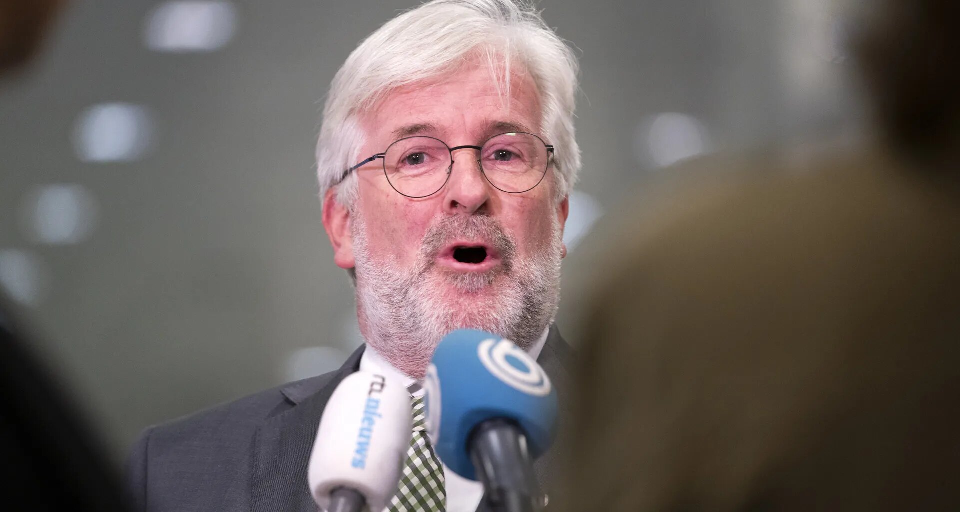 Burgemeester Terneuzen stapt op nadat geldbeluste ondernemers asielprotest oppoken - Joop