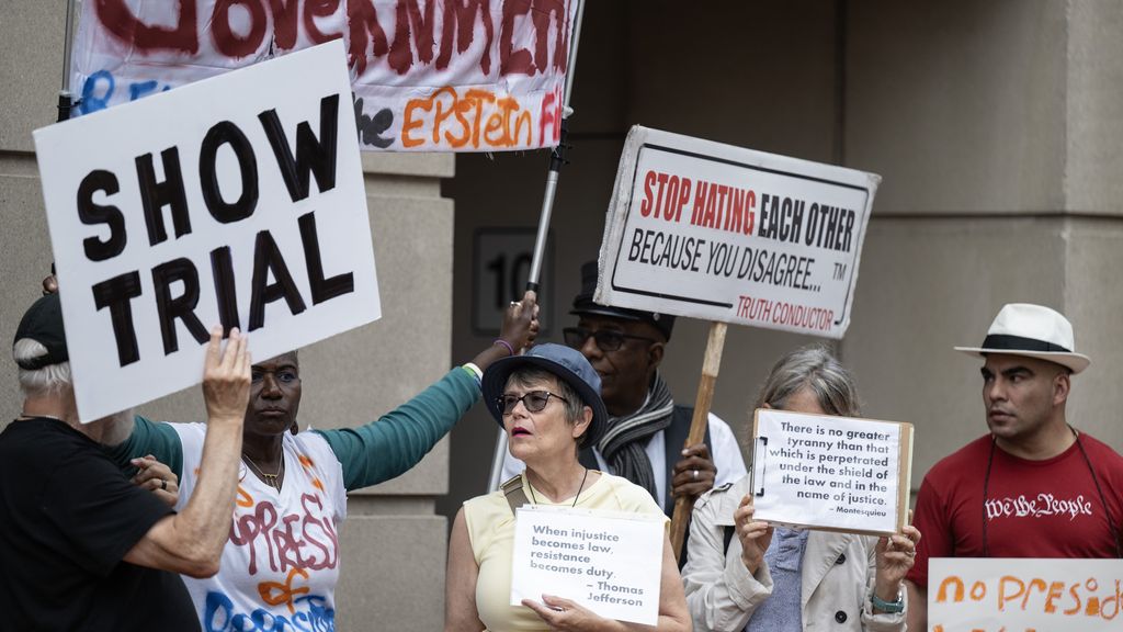 Vervolging van Trumps vijanden James Comey en Letitia James van de baan