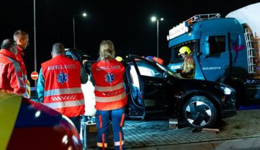 Vrachtwagen botst tegen auto, chauffeur aangehouden