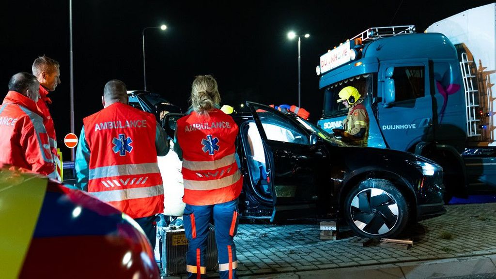 Vrachtwagen botst tegen auto, chauffeur aangehouden