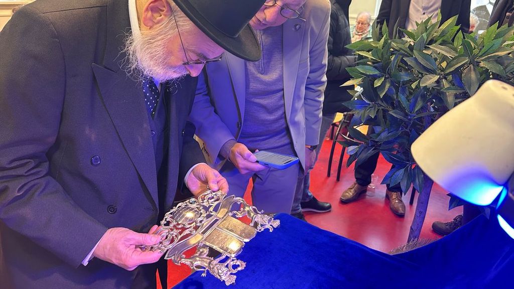 'Vermiste' thoraschilden na 80 jaar teruggegeven aan joodse gemeenschap