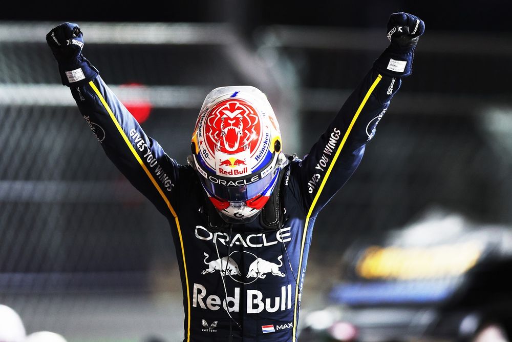 Max Verstappen won de race in Las Vegas en bleef daardoor in de titelstrijd.