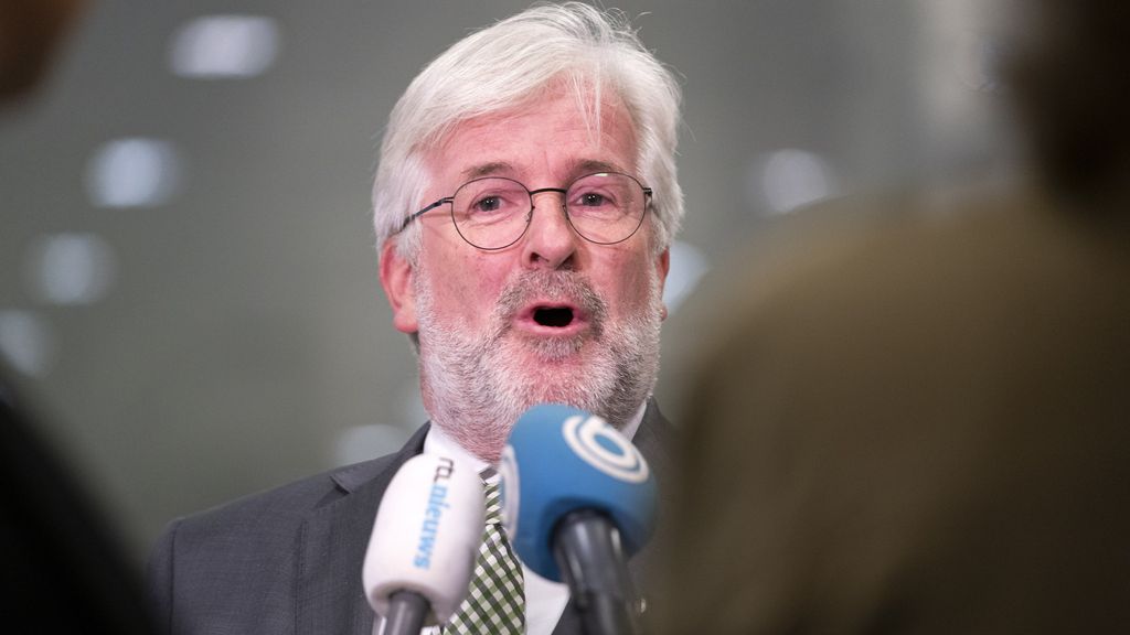 Opstappen burgemeester na azc-conflict roept vragen op, 'democratie in het geding'