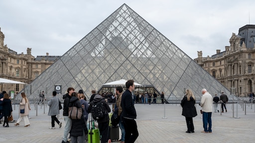 Vier nieuwe aanhoudingen rond juwelenroof Louvre, ook hoofdverdachte opgepakt