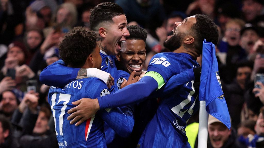 Chelsea walst over Barcelona-tiental heen, City buigt voor vlekkeloze Flekken