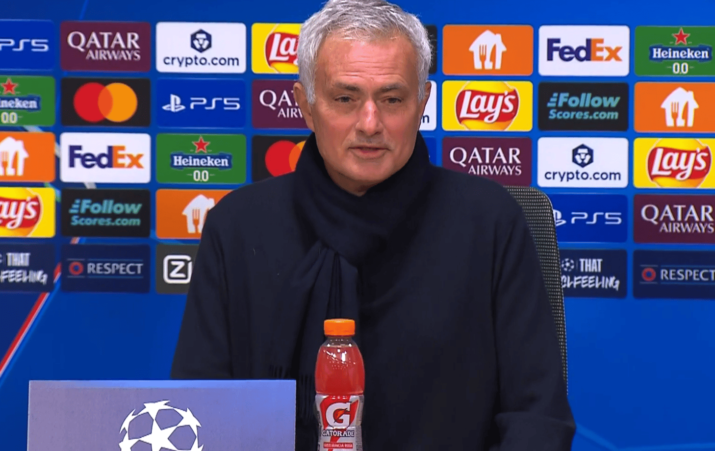 José Mourinho lacht op persconferentie om artikel van Pieter Zwart over hem