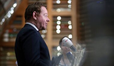 Van Weel wil asielwetten voor kerst doordrukken, maar Kamer twijfelt