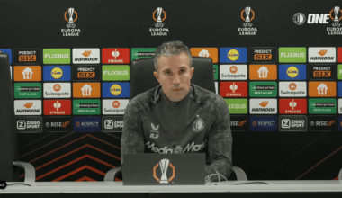 Van Persie neemt Hadj Moussa apart na verlies tegen NEC: 'Cliché is waar'