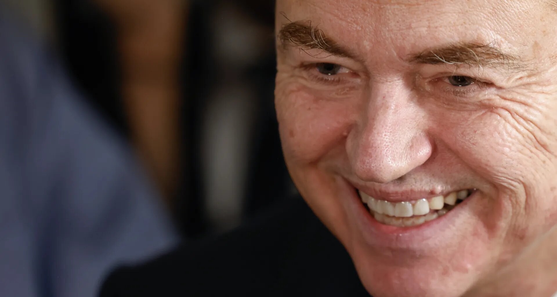 Al 25 jaar kibbelen we om kruimels voor migranten, terwijl de rijken lachend de bakkerij leegroven - Joop