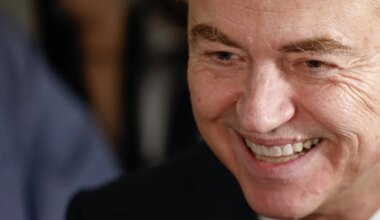 Al 25 jaar kibbelen we om kruimels voor migranten, terwijl de rijken lachend de bakkerij leegroven - Joop