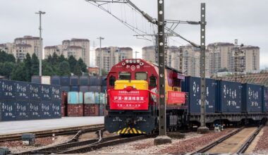 Trein botst op spoorpersoneel in zuidwesten China: 11 doden