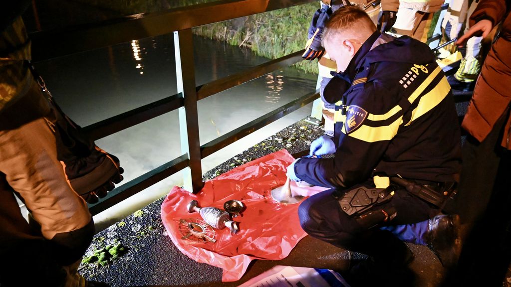 Deel gestolen voorwerpen kerk Houten opgedoken uit water