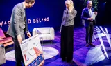Op het congres Vastgoed Belang ontvangt demissionair minister Mona Keijzer een infrographic die laat zien dat woningzoekenden het snelst een woning krijgen in de particuliere sector.