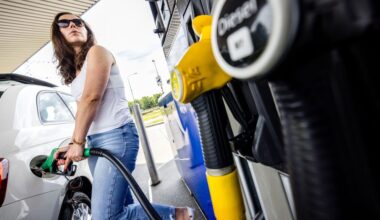 Benzine ruim 5 cent duurder door belastingverhoging, geld gaat naar openbaar vervoer