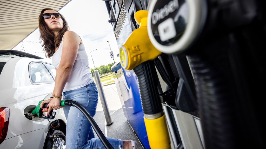 Benzine ruim 5 cent duurder door belastingverhoging, geld gaat naar openbaar vervoer