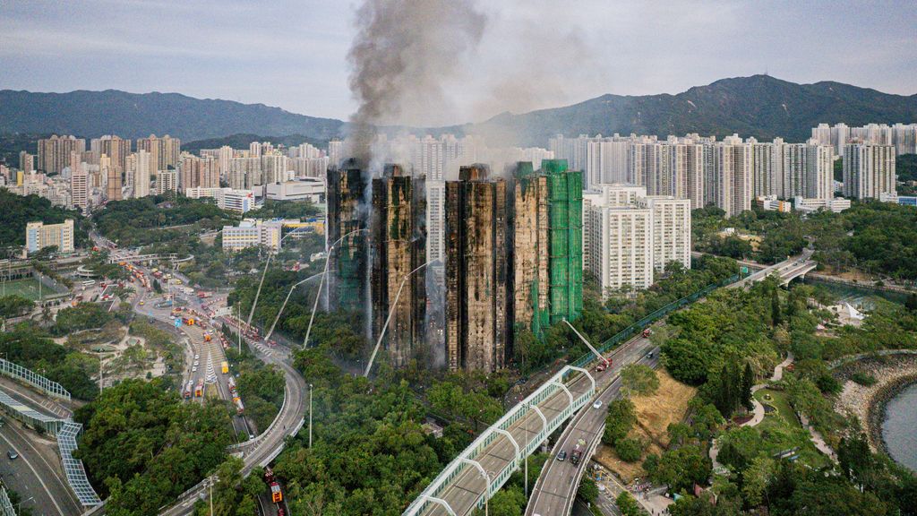 Flatbrand Hongkong nog steeds niet geblust, drie mensen aangehouden