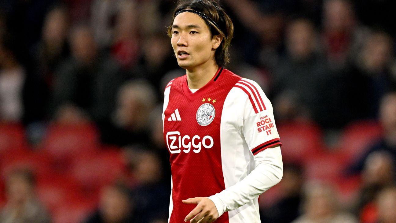 Itakura ontevreden bij Ajax: "Ik ben niet blij met mijn huidige situatie"