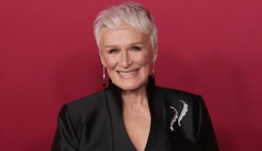 Regisseur Knives Out 3 lovend over Glenn Close: 'Aanstekelijk enthousiasme'