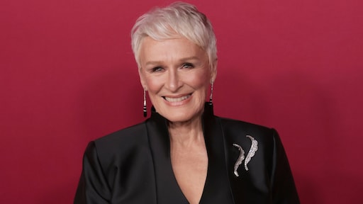 Regisseur Knives Out 3 lovend over Glenn Close: 'Aanstekelijk enthousiasme'