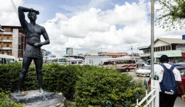 Prominente Surinamers eisen kranslegging door koningspaar bij slavernijmonument