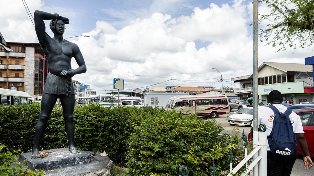 Prominente Surinamers eisen kranslegging door koningspaar bij slavernijmonument