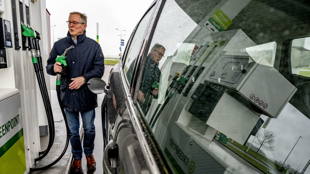 Voorgestelde brandstofaccijnsverhoging leidt tot scherp verdeelde reacties - NOS