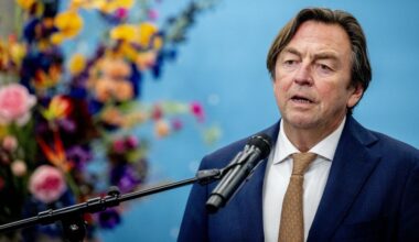 NRC rectificeert Wijers-berichten, biedt oud-informateur en lezers excuses aan