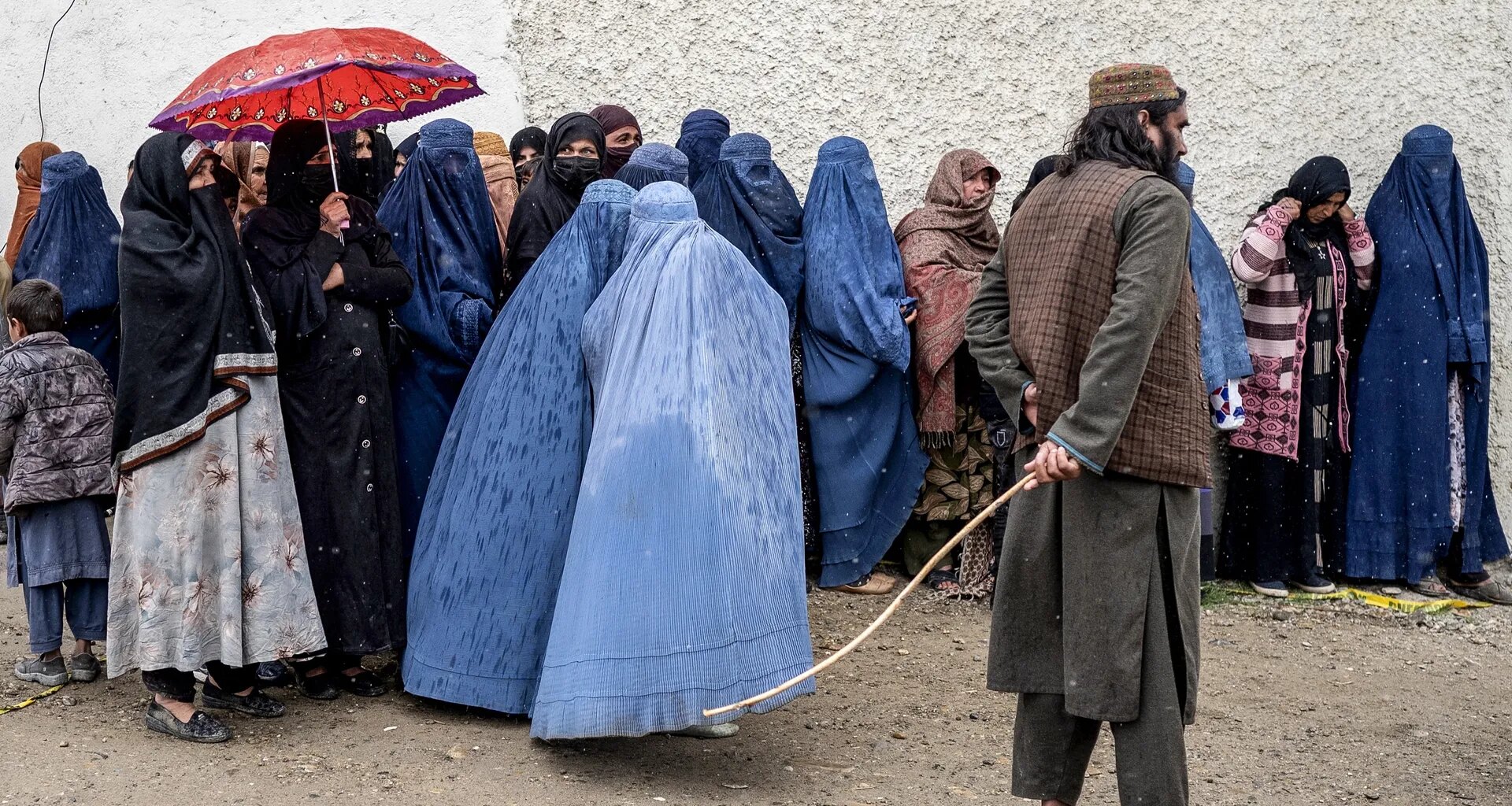 IND levert Afghaanse vrouwen uit aan Taliban wegens 'niet westers' genoeg - Joop