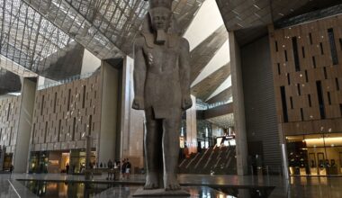 Oeps! Mensen vallen in het water in nieuw Egyptisch museum