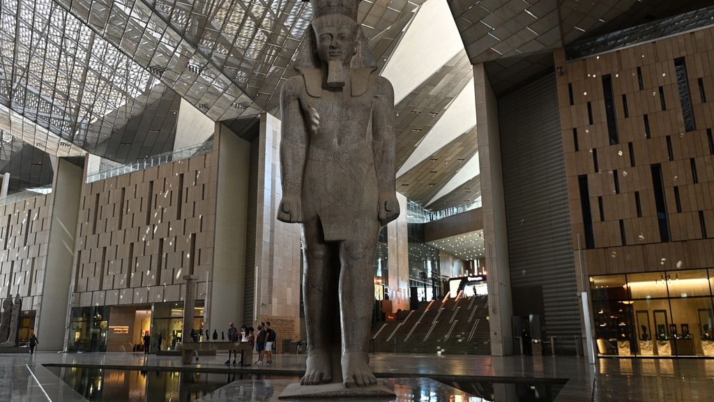 Oeps! Mensen vallen in het water in nieuw Egyptisch museum