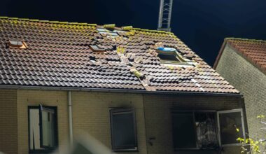 Woning in brand na explosie in Almere, één zwaargewonde