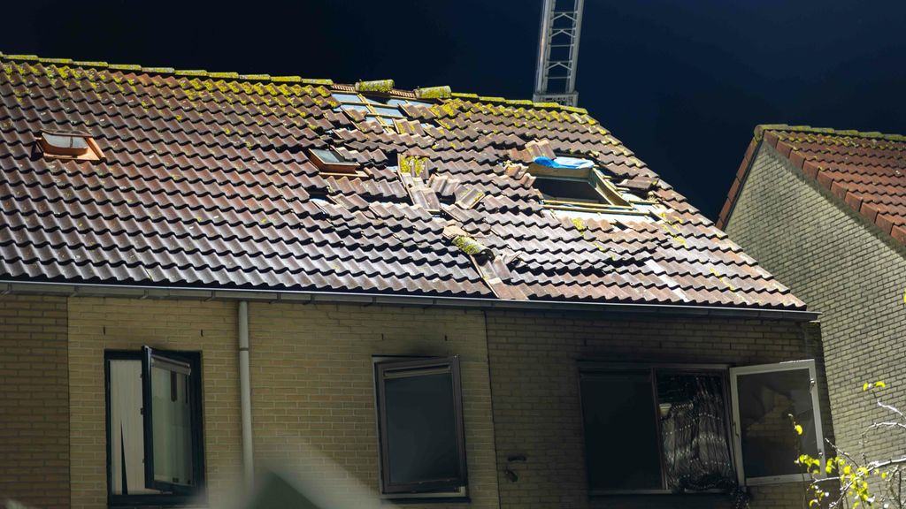 Woning in brand na explosie in Almere, één zwaargewonde