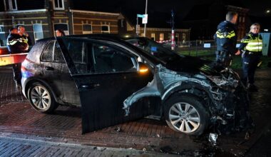 Trein rijdt in volle vaart auto aan in Udenhout: vrouw en baby lichtgewond
