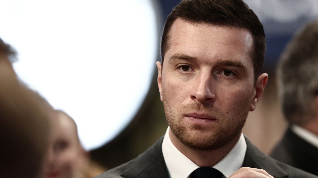 Franse radicaal-rechtse partijleider Bardella op hoofd geslagen met ei