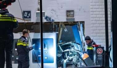 Ravage door plofkraak in outlet Halfweg, politie zoekt getuigen