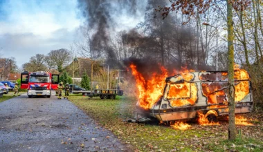 Caravan volledig uitgebrand in Feankleaster