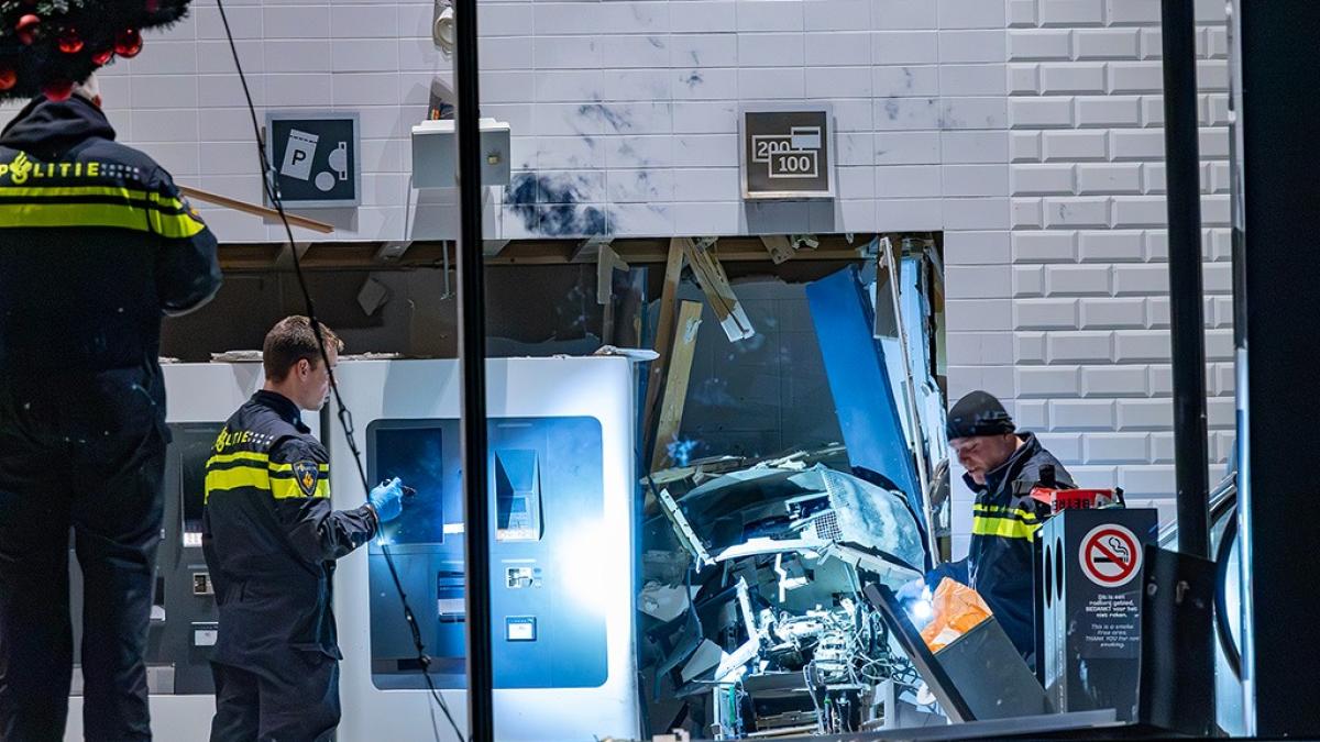 Plofkraak geldautomaat outletcentrum Halfweg zorgt voor enorme ravage