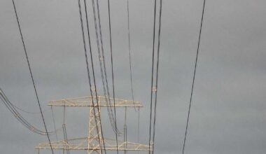 Femmie maakt foto’s onder hoge spanning