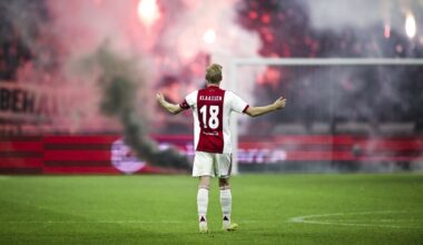 Ajax-FC Groningen definitief gestaakt vanwege hevig vuurwerk