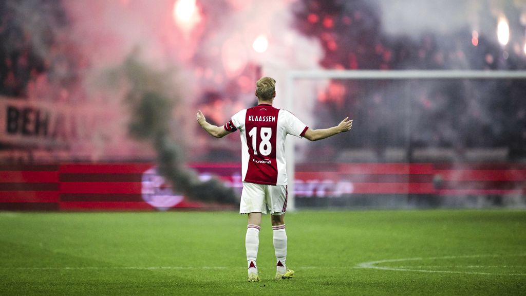 Ajax-FC Groningen definitief gestaakt vanwege hevig vuurwerk