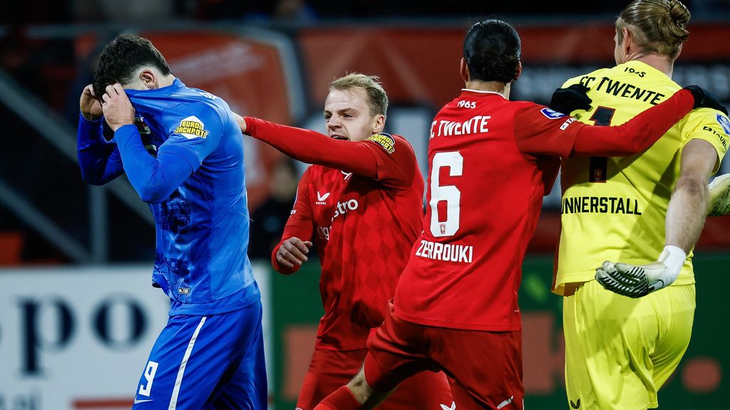 Matig Twente wint van zwak AZ, Parrott mist diep in blessuretijd met mislukte panenka