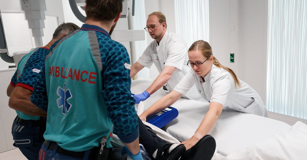 Cliënten overslaan, geen spelletjes meer en altijd één oog op de klok. Hiertoe leidt het personeelstekort in de langdurige zorg