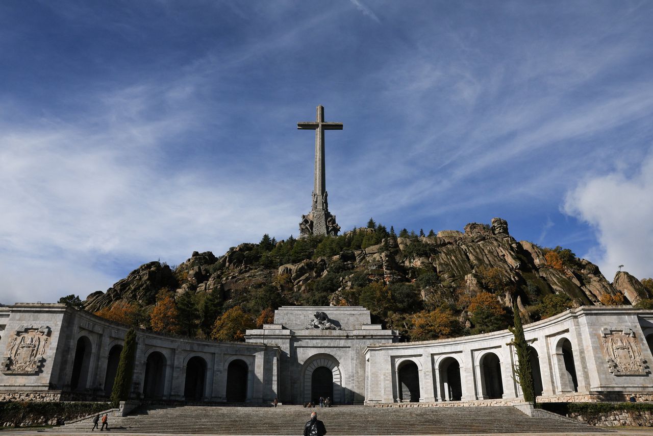De Vallei der Gevallenen bestaat uit een uit de berg gehouwen basiliek. Tot 2019 was Franco hier begraven, net als 30.000 slachtoffers van de Spaanse Burgeroorlog. 