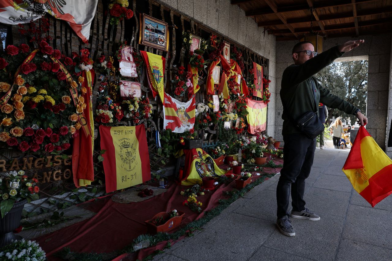 Een bezoeker brengt een fascistische groet voor het graf van Franco op de begraafplaats Mingorrubio-El Pardo in een buitenwijk van Madrid. 