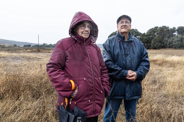 Cubo Cruz en Gloria Pêrez zijn de eigenaren van het terrein. Ze zeggen altijd te hebben geweten dat er hier twee mannen zijn vermoord en begraven. 