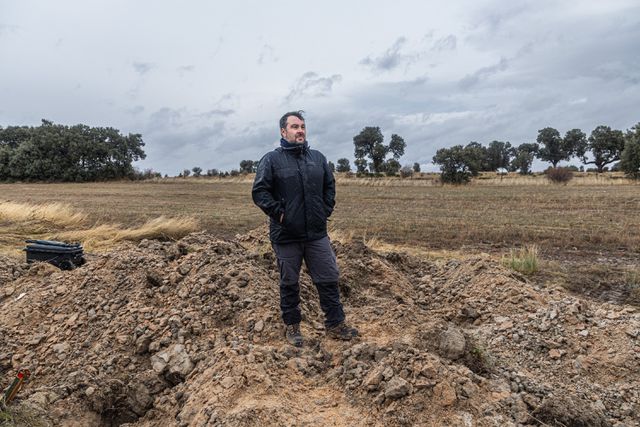 Marco González leidt de opgravingsoperatie, als onderdeel van zijn werk voor de ARMH.