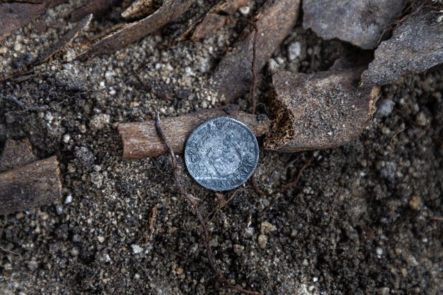Bij het lichaam werd ook een munt uit die tijd gevonden. 