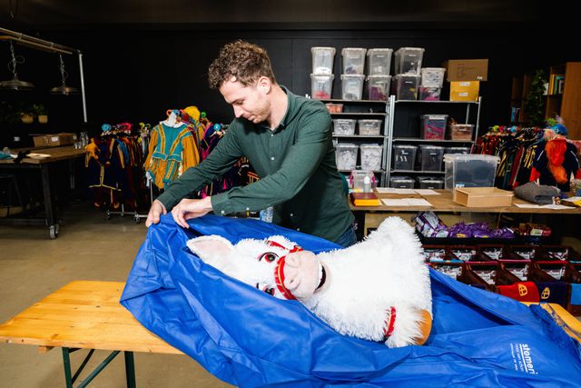 Van den Brink met rekwisieten in Putten. 